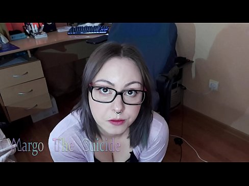❤️ 戴眼鏡的性感女孩在鏡頭前深吸假陽具 ️❌ 美麗的色情 在我們 ❌