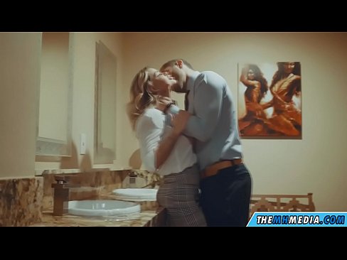 ❤️ 當一個豐滿的金發女郎在公共廁所引誘你時 ️❌ 美麗的色情 在我們 ❌